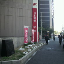 碑の脇の歩道には、時折、人が往来しますが、静かな環境下です。