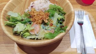 サラダをメインに食べる店