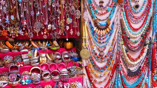 ブー・ジュルード門を入って右側の通り