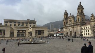コロンビアの歴史の中心・ボリバル広場