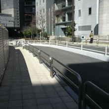 道路用の橋として架け替えられた新尾張橋の車道部分です。