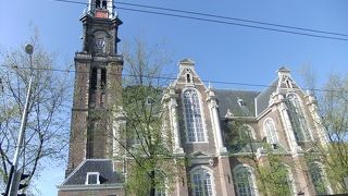 アンネ・フランクの家の隣に位置しています