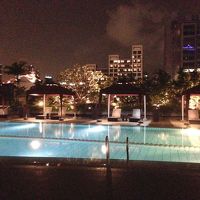 メインレストランの横にプールがあります。朝も気持ちよさそうで