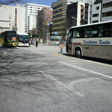 中央区立の市場橋公園には、多くの観光バスが出入りしています。