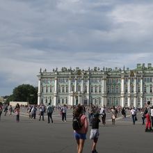 観光客でいっぱいの宮殿広場