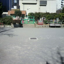 区立の市場橋公園の奥に、遊具等が置かれた公園部分があります。