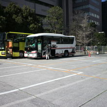 区立の市場橋公園の遊具の近くには、大型バスが駐車しています。