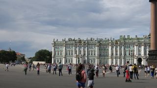 エルミタージュ美術館の前