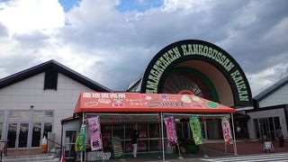 山形県、東北地方の食べ物のお土産が沢山並ぶ大きい施設。