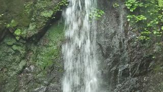 マイナスイオンたっぷりの牛妻不動滝