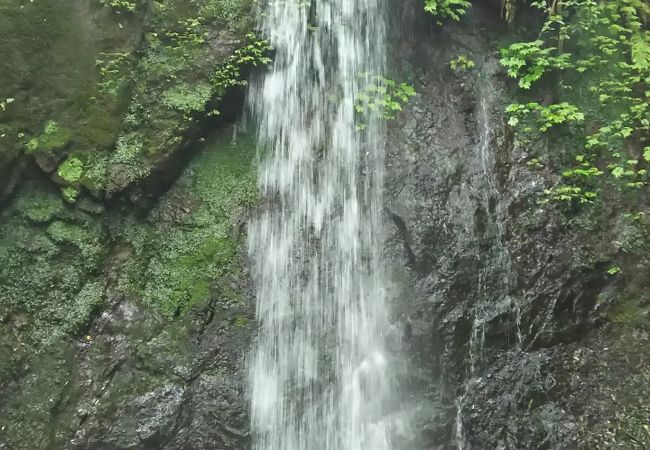 マイナスイオンたっぷりの牛妻不動滝