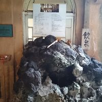 脇に飲泉柄杓あります