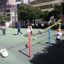 日本点字制定の碑の向こうには、無関係ですが、保育園があります