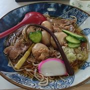 霞城公園付近にある、山形名物の食材を使った芋煮そばが美味しい蕎麦屋さん。