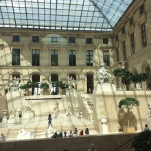 内部をガラス越しに