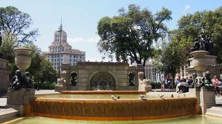 空港バス・地下鉄・国鉄もあり、シティツアーバスも発着する観光の起点