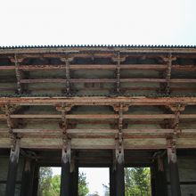 裏から見た門はやや風格に欠ける？