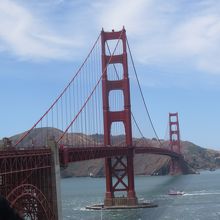 大きな大きな朱色の吊り橋。