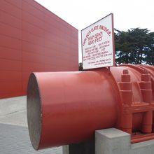 吊りワイヤーの見本。かなり太いです。