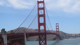 大きな大きな朱色の吊り橋。