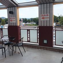 ２階に眺めが良いテラス席があります。