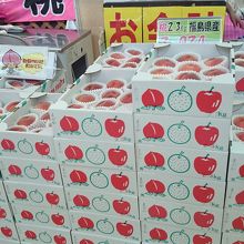 名産の桃が買えます。