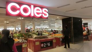 中にスーパーマーケットがあります