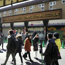 場外市場の波除通りから見たにっぽん漁港市場の店舗の様子です。