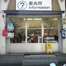 ぷらつと築地入口の右側の案内所です。標示がはっきりしています