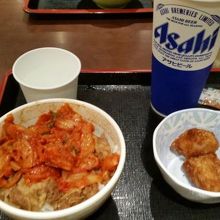 キムチ牛丼とから揚げ2個（80円）とビール＠350円
