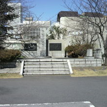 築地の本願寺の境内の北側に、陸上交通殉難者追悼之碑があります