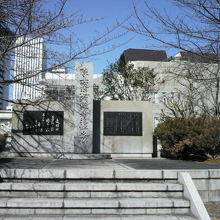 陸上交通殉難者追悼之碑は、中央の碑の横に、２基の碑があります