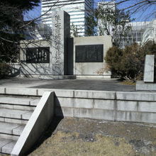 陸上交通殉難者追悼之碑を、斜め横方向から見ている写真です。