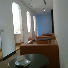 左の４席は鏡と椅子を備えた簡易ドレッサーでした