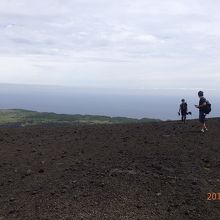 向こうに見えるのは海です。