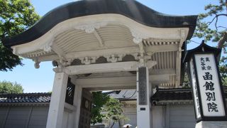 大きなコンクリート寺院です