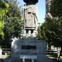 浄土真宗の築地本願寺の一角に、親鸞聖人の像が置かれています。