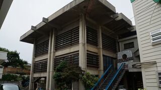 まな板をいただいたようなコンクリートの四角い本堂