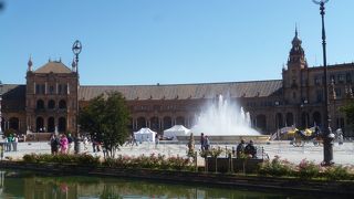 半円形の宮殿風の建物と池