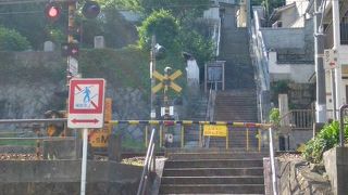 境内へ続く長い階段の途中に踏切があります！