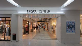 明るいショッピングセンターです