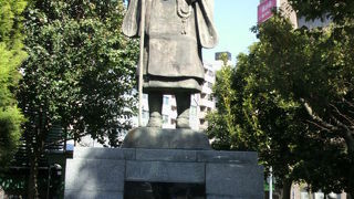 浄土真宗の宗祖とされる親鸞聖人の像が、築地本願寺の東北角に設置されています。