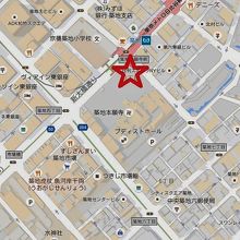 親鸞聖人の像は、築地本願寺の東北側の角部に建てられています。