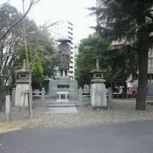 築地本願寺の樹々に囲まれた場所に、親鸞聖人の像があります。