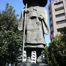 台座の上の親鸞聖人の像の様子です。天空にそびえたっています。