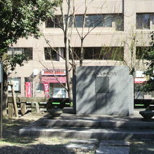 九条武子夫人歌碑は、歌碑と歌碑文とが、ともに置かれています。