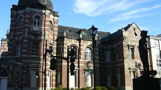 東京駅を思わせる見事な赤レンガ建築