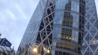 ひときわ目立つビル