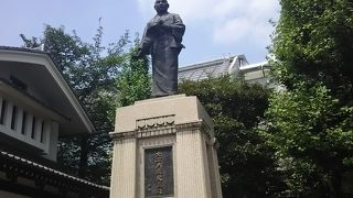 泉岳寺の象徴的な銅像です