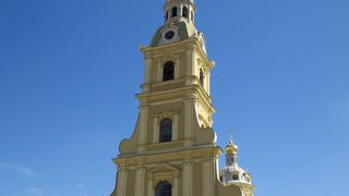 ペトロパヴロフスク要塞の真ん中にある